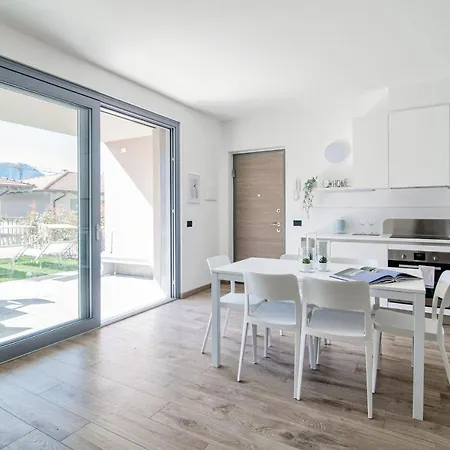 Silvia House - The House Of Travelers Apartament *